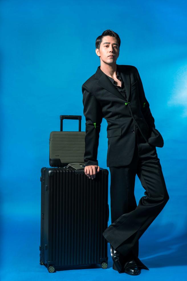 如果近期能出國，他會毫不遲疑的飛去西班牙放自己一個長假。Rimowa Classic黑色行李箱5萬1600元，可替換式輪組5490元、可替換式把手1萬140元、皮革吊牌2540元。綠色Neverstill手拿包1萬5400元。（服裝提供LV，攝影石智中）
