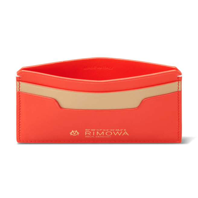 Rimowa Never Still火鶴紅色卡夾6100元。（Rimowa提供）