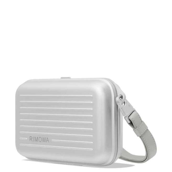 Rimowa Personal鋁鎂合金硬殼手拿包3萬7400元。（Rimowa提供）