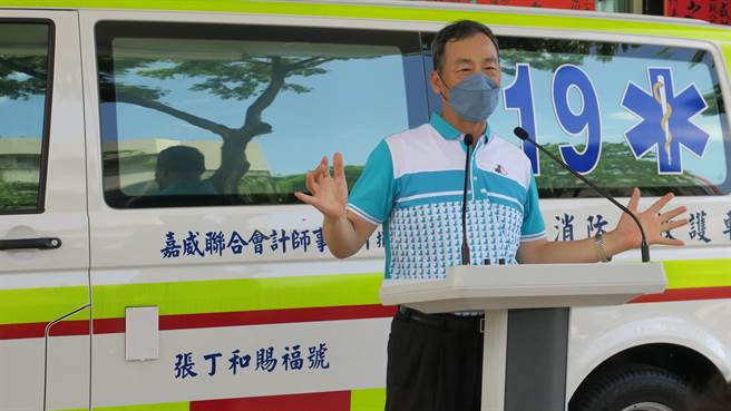 会计师张威珍今捐一辆全新救护车给嘉义县消防局，还谦虚说「有益社会的事，会一直做下去」。（嘉义县消防局提供∕吕妍庭嘉义传真）