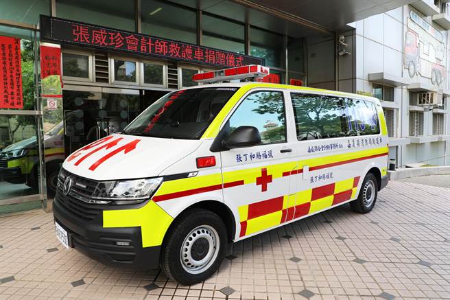 会计师张威珍今捐一辆全新救护车给嘉义县消防局。（嘉义县消防局提供∕吕妍庭嘉义传真）
