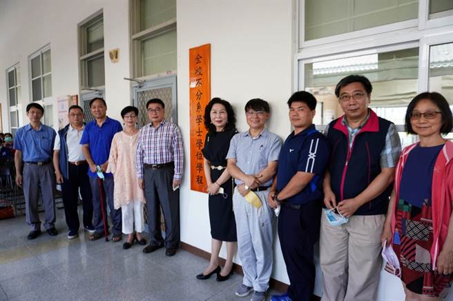 台东大学「全校不分系学士学位学程」，25日举行揭牌仪式。（台东大学提供）