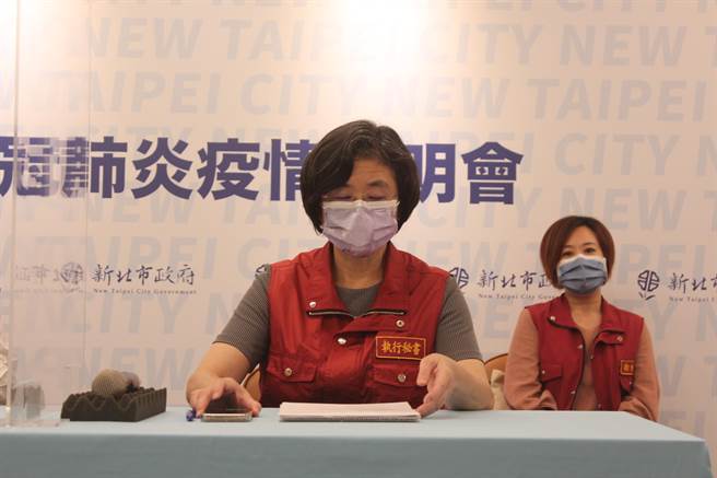 卫生局发言人高诗琪（后）回应，是否提告对于个人选择都予以尊重。（陈慰慈摄）