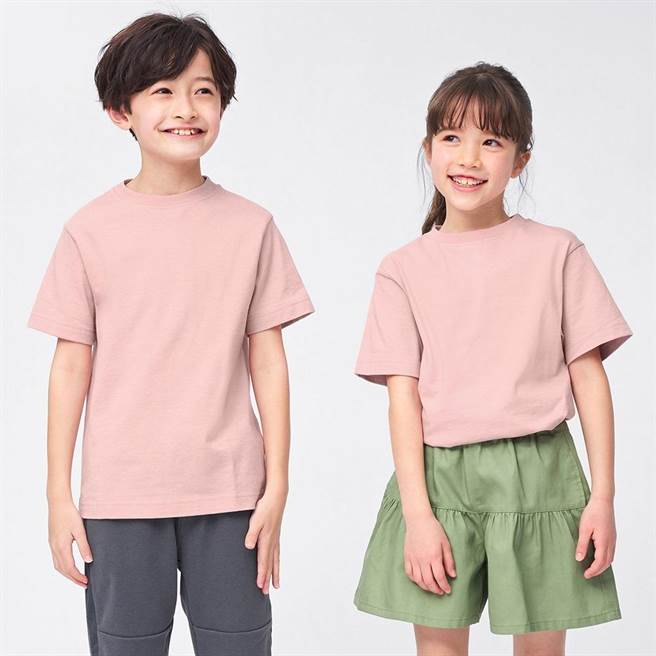 「童装棉质多色T恤」于美人祭活动首周只要190元即可入手，让爸妈们可以无痛包色。（GU提供）