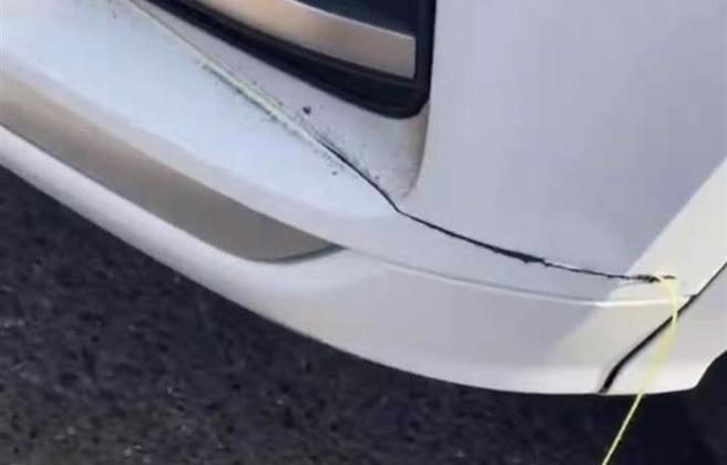 大陆男子开出途中听见巨响，下车查看竟是保险杆被风筝线割裂。(图/翻摄自网易)