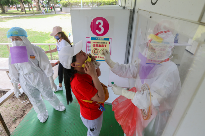 图为民眾前往社区採检站採检。（陈麒全摄）