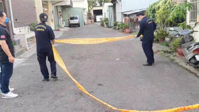 嘉義市警方今天下午到案發現場調查情形。（廖素慧攝）