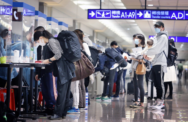 海外返国居检为何不放宽？陈时中曝原因。图为桃园机场。(范扬光摄)