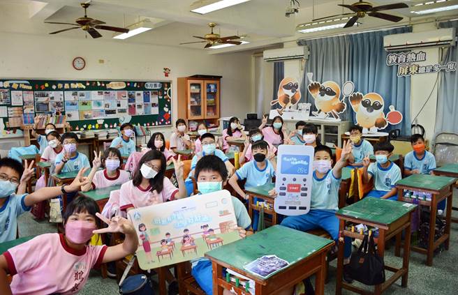 全台班班有冷氣正式啟用，鶴聲國小學生開心直呼「好涼阿」！（林和生攝）