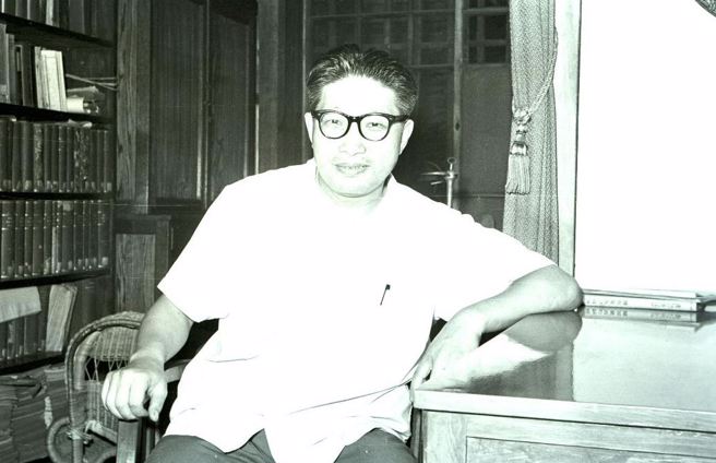 台湾大学植物系教授于景让，积十年研究，获得全新的台湾稻米新品种「台大一号」，其收穫量较台湾原有的最佳蓬莱稻种 「台中六十五号」多百分之五十，而且其耕种期要缩短两周多。（邱维国摄）