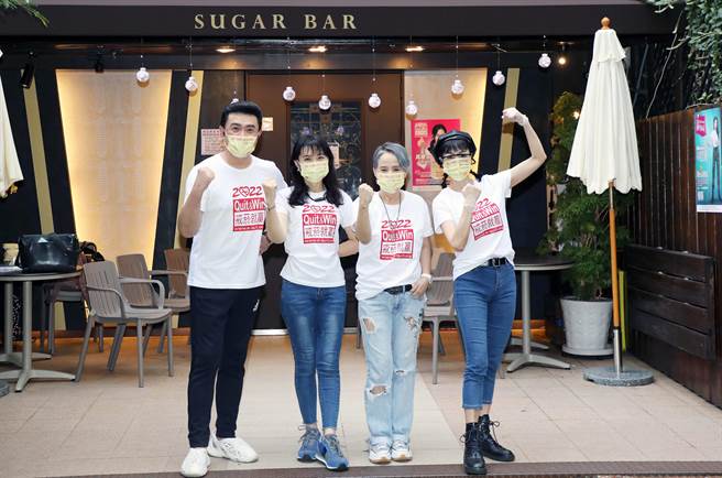 义工团李㼈、周子寒、李明依、唐玲催票促大家报名戒菸就赢。（董氏基金会会提供）