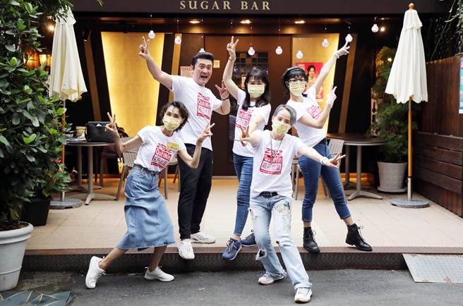 陈淑丽(左起)率义工团李㼈、周子寒、李明依、唐玲前进条通扫街催票「快报名戒菸就赢」。（董氏基金会提供）