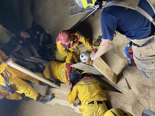 台南市仁德区中洲五街一家麵粉工厂传出泰国移工掉落麦子堆的工安事故后，消防人员赶往现场抢救。（读者提供／洪荣志台南传真）