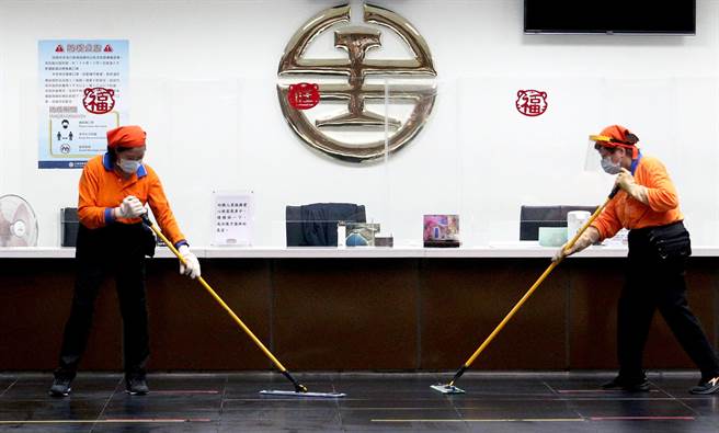 台铁工会决议五一劳动节依法不加班，超过1万2千名员工响应，当天表定班表全面停驶，五一当天各车站仅剩站务人员留守。（黄世麒摄）