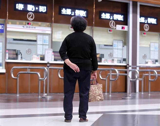 台铁工会决议五一劳动节依法不加班，超过1万2千名员工响应，当天表定班表全面停驶。台北车站购票柜台已显示相关资讯，提醒旅客当天勿前往车站搭车。（黄世麒摄）