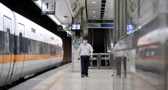 台铁工会不满交通部的公司化改革方案，于临时联合理事会决议五一劳动节依法不加班，超过1万2千名员工响应，台铁局宣布当天表定班表全面停驶。 （资料照／黄世麒摄）