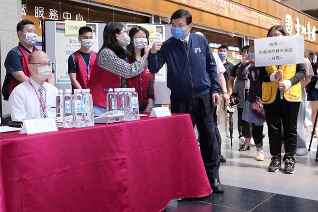 为因应台铁工会五一劳动节不加班，表定列车全面停驶的状况，交通部25日在台北、台中、新左营、罗东、花莲等5个车站演练五一应变计画。交通部长王国材（右二）25日前往台北车站视察演练情形，并对当天仍坚守冈位的台铁同仁，以及高铁、国道客运、公路客运等愿意站出来协助这次输运的单位，表达感谢之意。（黄世麒摄）