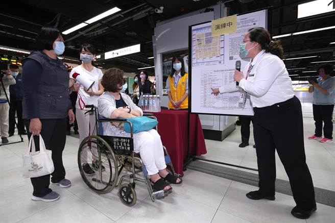 为因应台铁工会五一劳动节不加班，表定列车全面停驶的状况，交通部25日在台北、台中、新左营、罗东、花莲等5个车站演练五一应变计画，模拟含身障旅客等一家人搭乘火车受阻，在站务人员的带领协助下，转往台北转运站搭乘客运。（黄世麒摄）