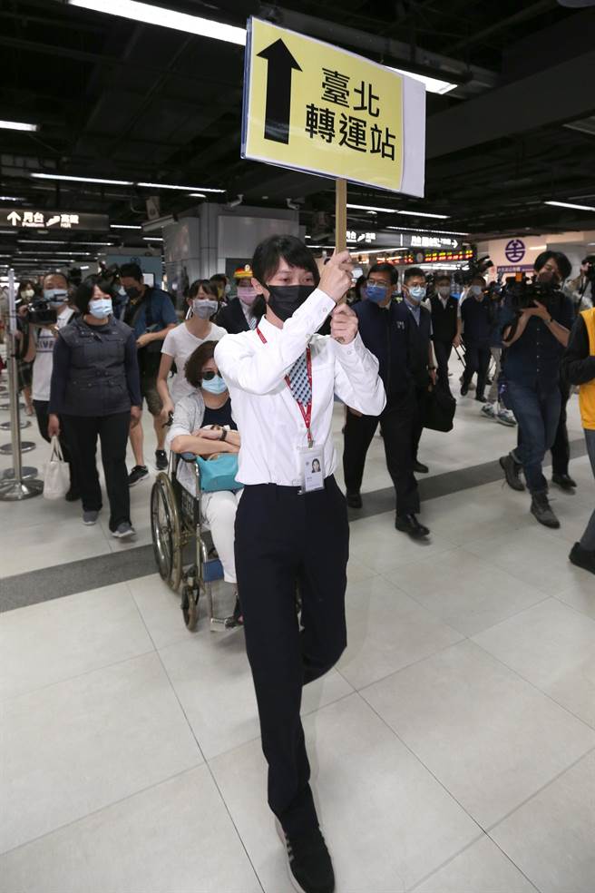 为因应台铁工会五一劳动节不加班，表定列车全面停驶的状况，交通部25日在台北、台中、新左营、罗东、花莲等5个车站演练五一应变计画，模拟含身障旅客等一家人无法搭乘火车，在站务人员的带领协助下，转往台北转运站搭乘客运。（黄世麒摄）