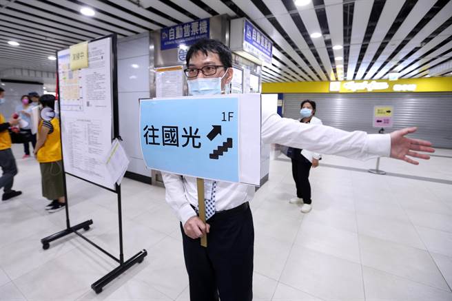 为因应台铁工会五一劳动节不加班，表定列车全面停驶的状况，交通部25日在台北、台中、新左营、罗东、花莲等5个车站演练五一应变计画，相关人员在台北车站内的各大节点举牌，协助旅客转乘客运前往目的地。（黄世麒摄）