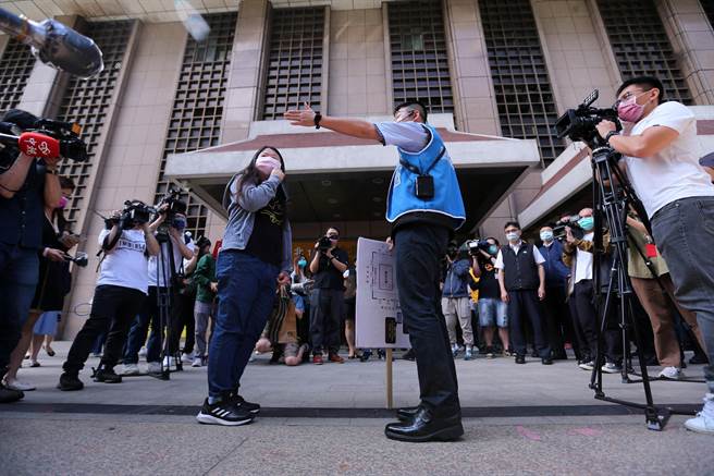 为因应台铁工会五一劳动节不加班，表定列车全面停驶的状况，交通部25日在台北、台中、新左营、罗东、花莲等5个车站演练五一应变计画，国光客运人员在台北车站外协助旅客转乘客运前往目的地。（黄世麒摄）