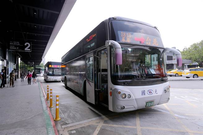 台铁工会决议五一劳动节依法不加班，超过1万2千名员工响应，其中以司机员不出勤的人数最多，有车无人可开，造成当天表定班表全面停驶，客运担负起旅客运输的重任，成为交通部口中的「类火车」。（黄世麒摄）