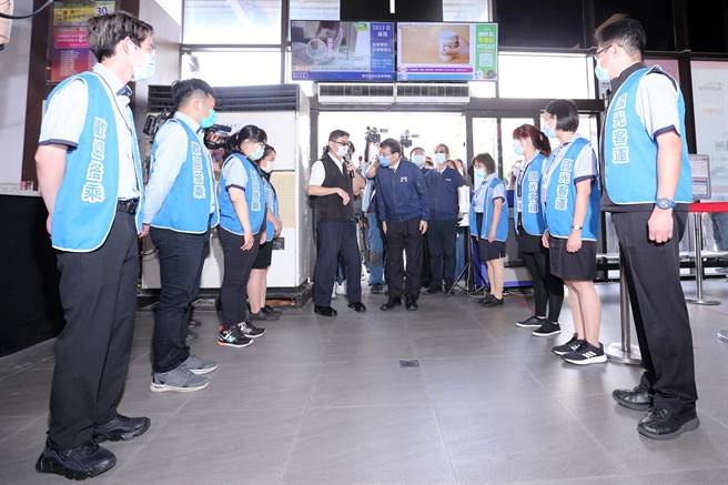 为因应台铁工会五一劳动节不加班，表定列车全面停驶的状况，交通部25日在台北、台中、新左营、罗东、花莲等5个车站演练五一应变计画。交通部长王国材（中）25日前往台北车站、国光客运台北站视察演练情形，对国光客运人员大力协助五一旅运，鞠躬表达感谢之意。（黄世麒摄）