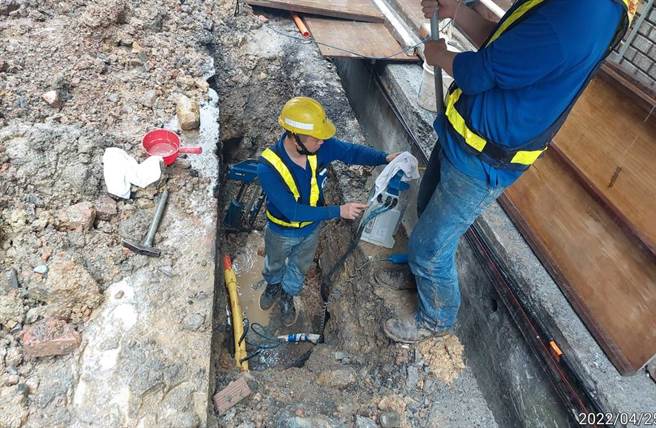 漏氣中壓瓦斯管汰換熔接修復。（產發局提供／楊亞璇台北傳真）