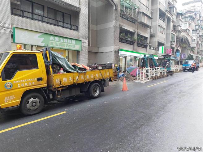 內湖路二段103巷瓦斯管搶修工程。（產發局提供／楊亞璇台北傳真）