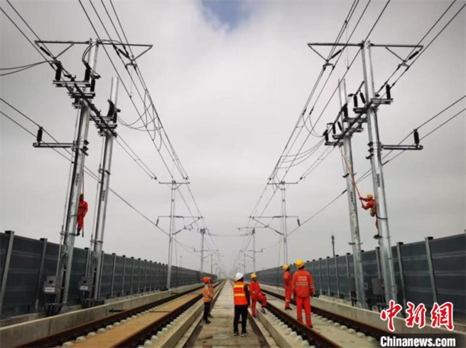 湖杭铁路全线接触网一次送电成功，预计可在杭州亚运前完成通车营运。（中新网）