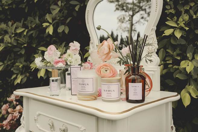 NAMUA那木瓦《牡丹.白麝香》 全系列商品计有室内扩香、香氛蜡烛以及首次发表的精油香水，全新包装上市。（NAMUA提供）