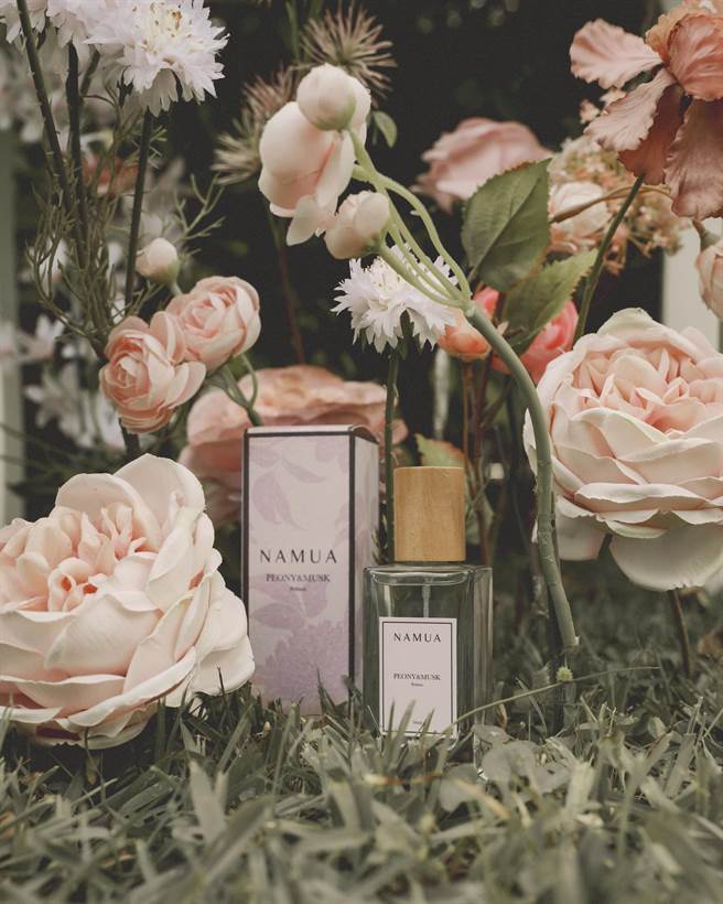 NAMUA那木瓦春夏最新香氛《牡丹.白麝香》首次发表精油香水，气味独特迷人。（NAMUA提供）