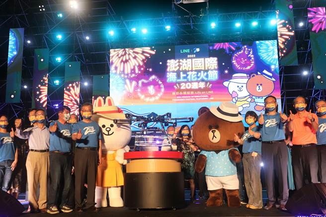 澎湖縣長賴峰偉在2003年首先主辦第一屆花火節，20年後再次站在這個舞台當縣長，也打破台灣地方自治史的紀錄。(張茂雄攝)