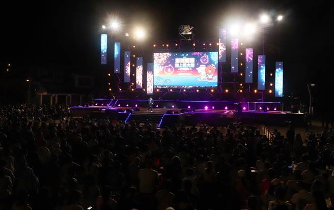 黃奕儒、黃霆睿、文慧如及超大咖天團動力火車唱響澎湖花火之夜。(張茂雄攝)