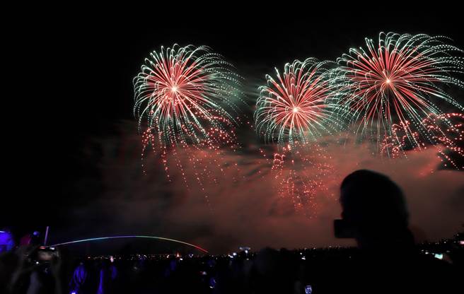 15分鐘的七彩煙火秀精彩絕倫，為澎湖花火節慶祝20歲生日。(張茂雄攝)