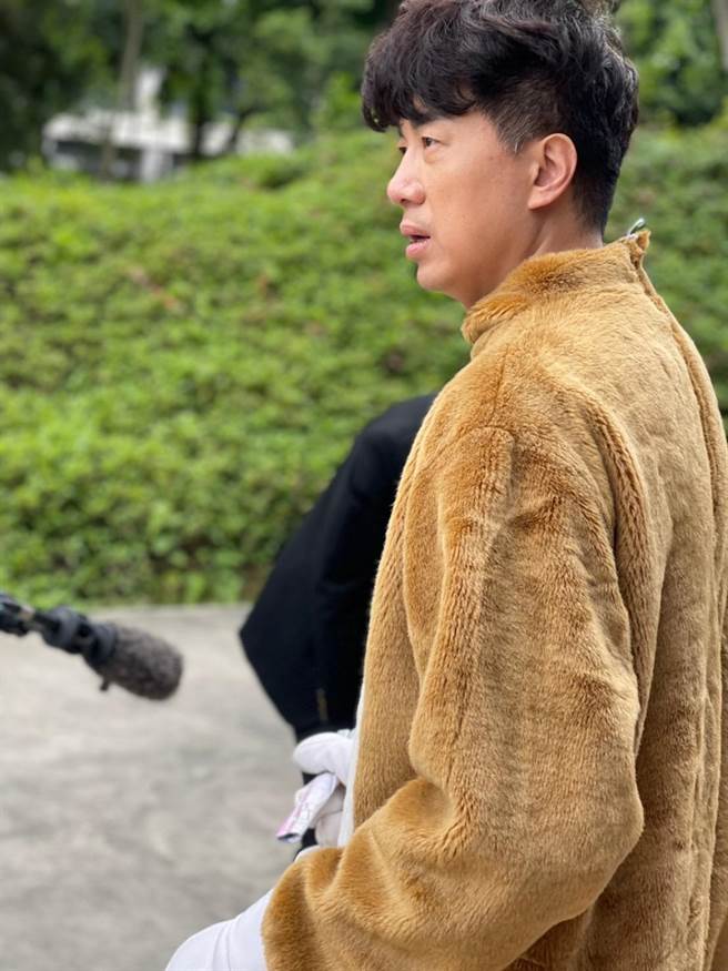 吴皓升大热天穿人偶装。（民视提供）