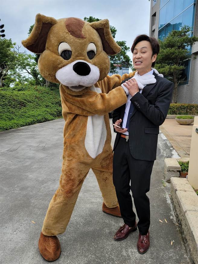 吴皓升大热天穿人偶装与张书伟对戏。（民视提供）