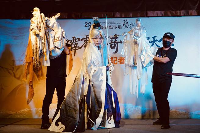 2022福隆國際沙雕藝術季展前記者會【霹靂傳奇掌中天下】演出。(福容大飯店提供)