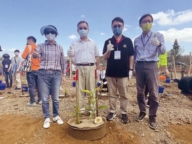 澎湖县长赖峰伟（左二）、和泰汽车TOYOTA车辆营业本部协理韩志刚（右二）、慈心有机农业发展基金会执行长苏慕容（右一）与澎湖居民携手种植400棵树苗。图／业者提供