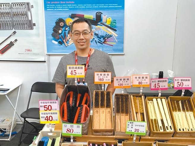 义发加工厂林育庆解说各种工业用刷的特性。图／周荣发