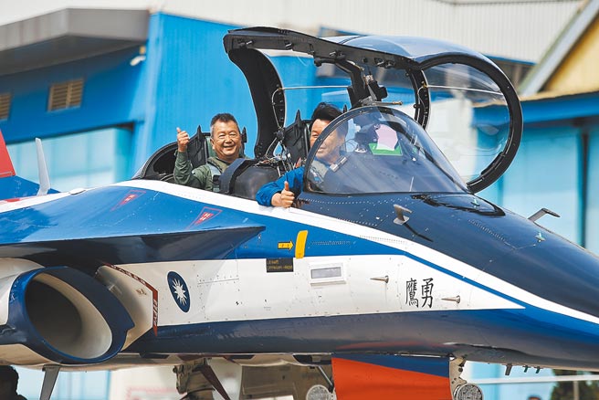 中科院、空军与汉翔合作，积极研发下一代战机。图为汉翔公司试飞「勇鹰」号高教机。（本报资料照片）