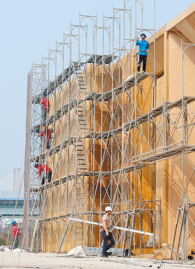 预售屋红单交易将纳入房地合一税2.0课徵，最高课交易所得45％重税。图为新北市江翠北侧重划区工人正在搭建预售屋的销售中心。（本报资料照片）