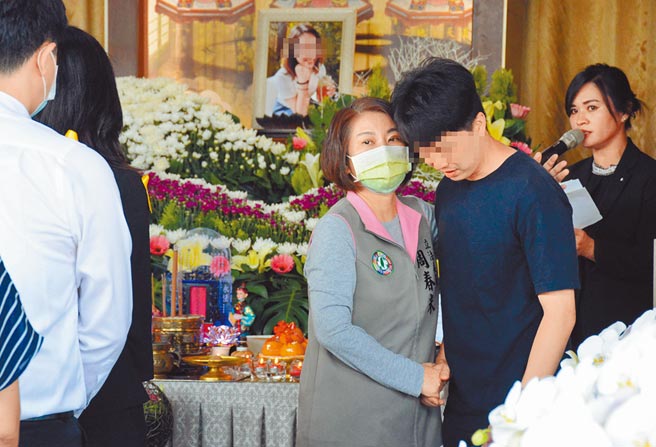 立委周春米（中）案发后到曾女灵堂前致意，并将家属传达跟骚法修法进度，盼憾事别再重演。（本报资料照片）