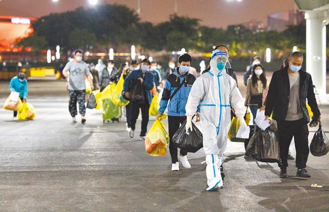 23日晚间，上海世博方舱医院的医护人员带领康復者走出方舱医院。（新华社）