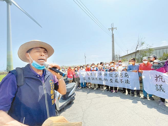 大甲建興里長蔡明河24日率領上百位居民前往露天養鴨場抗議。（建興里長蔡明河提供／陳淑娥台中傳真）