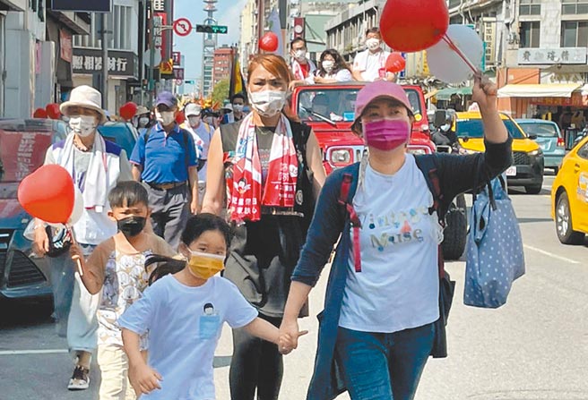 南台中家扶中心24日於西區舉行全台家扶串聯兒保日活動，親子們穿上白T、變裝及路走運動方式響應。（南台中家扶中心提供／張妍溱台中傳真）