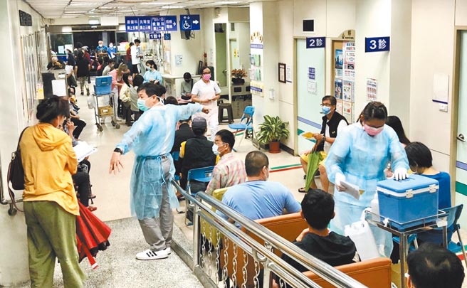 疫情升溫，民眾接種疫苗意願大增，南投縣民眾24日紛到各疫苗接種站施打疫苗。（南投縣政府提供／盧金足南投傳真）