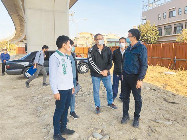 位于台中市南区的台铁高架桥下方空间，至今仍是閒置未施工，议员要求市府尽速盘点台中市高架桥下空间现况，并多开辟停车空间。（本报资料照片／林欣仪台中传真）