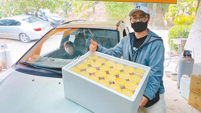 不少民眾響應退休師王世杰自製芒果冰送給育幼院、教養院的善舉，自願當快遞愛心大使。（王世杰提供／劉秀芬台南傳真）