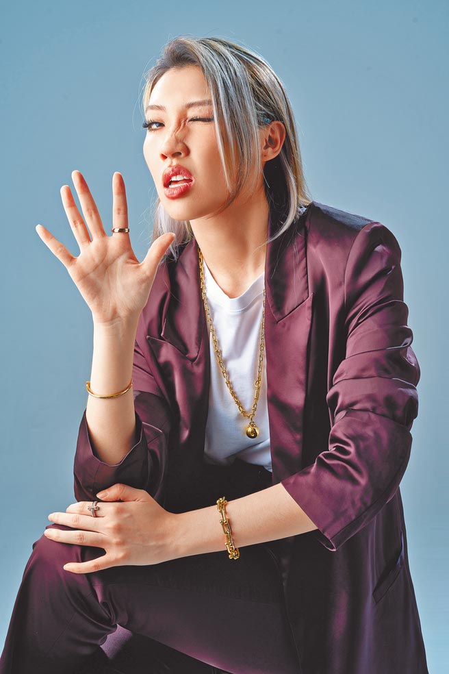 Karencici佩戴Tiffany T1系列珠寶，展現她專輯中女力至上的大無畏形象。（右手）Tiffany T1 18K金寬版戒指7萬4000元、T1窄版鋪鑲鑽石手環35萬元；（左手）T1 18K金鋪鑲鑽石戒指20萬1000元、Hardwear 18K金寬版鏈結手鍊26萬8000元；Hardwear 18K金球形與鎖扣項鍊63萬元。（JOJ Photo攝，服裝提供Boss）